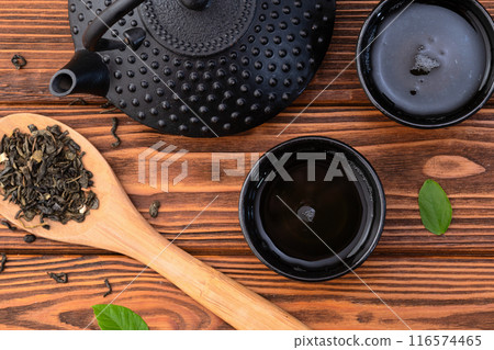 Green Tea with japanese teapot and leaves 116574465