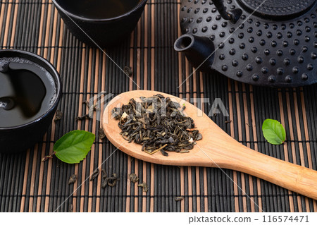 Green Tea with japanese teapot and leaves 116574471