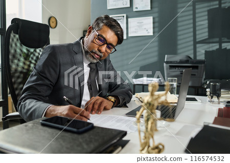 Reading contract terms and conditions Reading contract terms and conditions 116574532