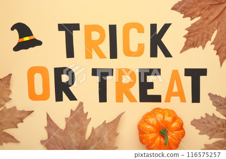 Trick or treat background with autumn leaves on beige 116575257