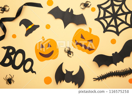 Halloween composition with spiders and bats on biege background. View from above 116575258