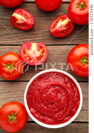 Tomato ketchup sauce in a bowl with tomatoes on grey concrete background. Vertical foto 116575496