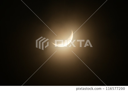 小月的夜空，一輪薄薄的、朦朧的月亮，年齡為 4.0 116577200