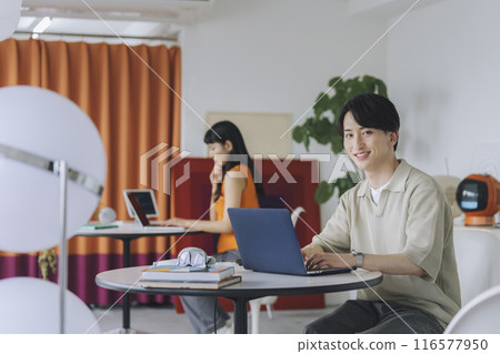 休閒商業形象:看著相機的年輕人 休閒商業形象:看著相機的年輕人 116577950