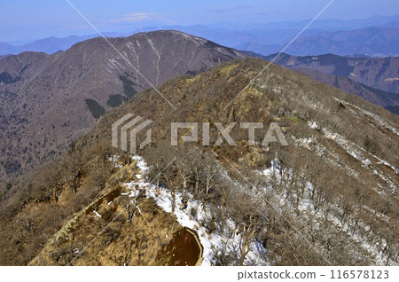View from Hinokiboramaru in the Tanzawa Mountains: Snow-covered Tanzawa Mountain Range, Mt. Omuroyama and Mt. Kumasanomi View from Hinokiboramaru in the Tanzawa Mountains: Snow-covered Tanzawa Mountain Range, Mt. Omuroyama and Mt. Kumasanomi 116578123