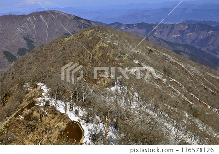 從丹澤山脈的檜木洞丸、白澤白雪的主要山谷中的大室山和熊笠峰眺望 從丹澤山脈的檜木洞丸、白澤白雪的主要山谷中的大室山和熊笠峰眺望 116578126