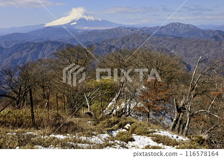 Snowy Tanzawa: Mt. Fuji and the Nishi-Tanzawa mountain range as seen from Okogai 116578164