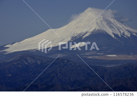 View from Hinokiboramaru in the Tanzawa Mountains: Snow-covered Mount Fuji covered in clouds 116578236