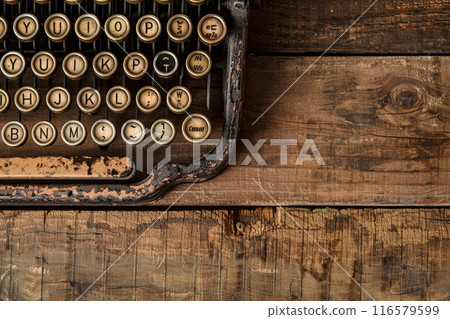 Vintage typewriter and wooden surface with copy space 116579599