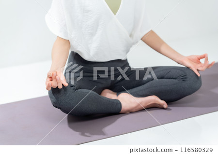 女人做瑜伽，手 116580329