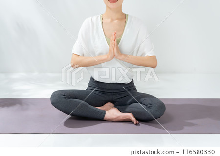 Woman doing yoga 116580330