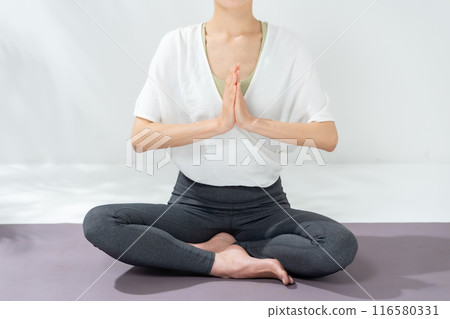 Woman doing yoga 116580331
