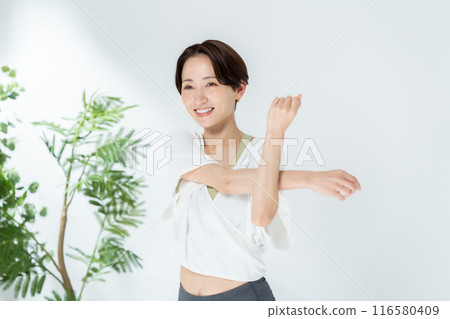 Women stretching 116580409