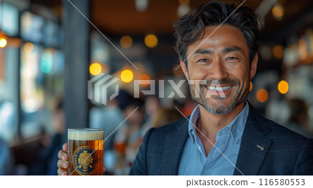 啤酒花園裡喝啤酒的男人 116580553