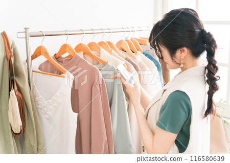 一位女士在服飾店買衣服 一位女士在服飾店買衣服 116580639