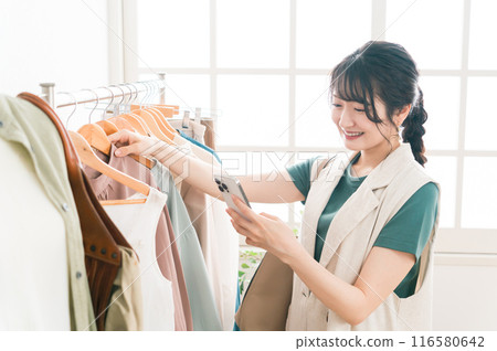 一位女士在服飾店買衣服 一位女士在服飾店買衣服 116580642