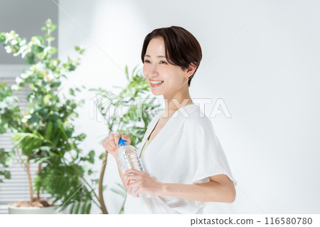 Woman drinking water, sportswear 116580780