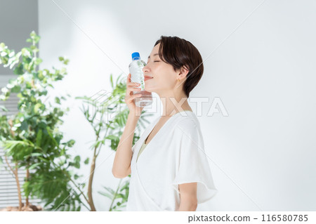 Woman drinking water, sportswear Woman drinking water, sportswear 116580785