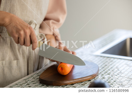 用刀切胡蘿蔔的女人的手 116580996