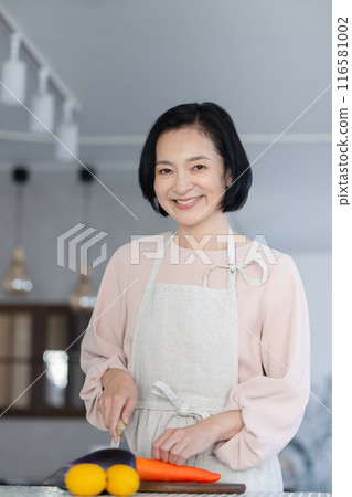 Middle female cooking 116581002