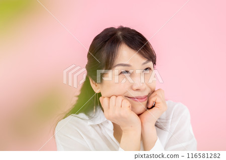 Portrait of a woman in her 50s 116581282