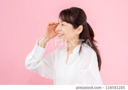 Portrait of a woman in her 50s 116581285