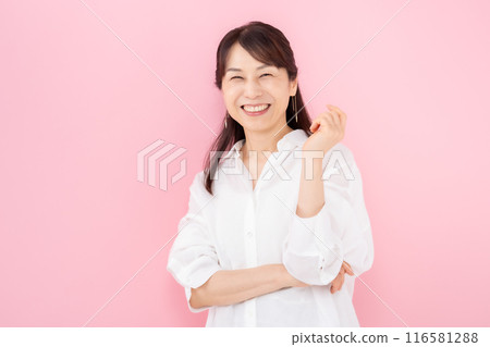 Portrait of a woman in her 50s 116581288