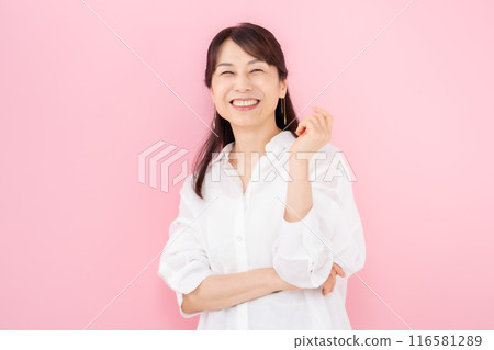 Portrait of a woman in her 50s 116581289