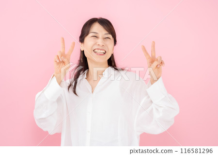 50多歲的女人肖像畫 116581296