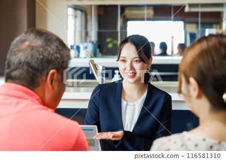 Smiling sales lady Product description Business negotiation Smiling sales lady Product description Business negotiation 116581310