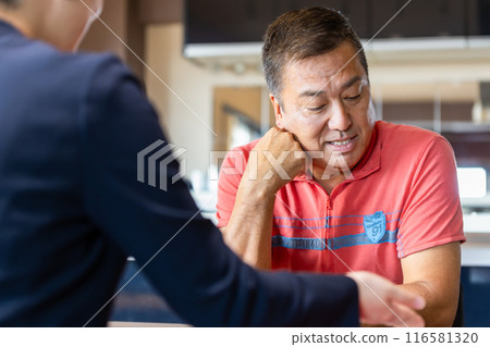 Sales lady Product description Negotiations 116581320