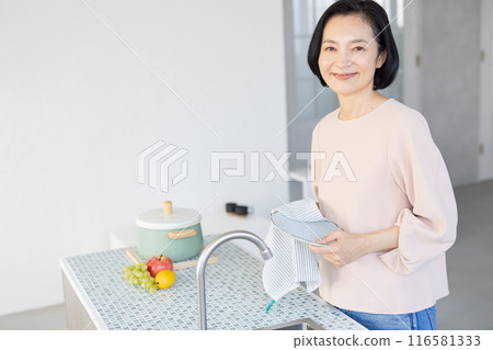 Middle women standing in the kitchen 116581333