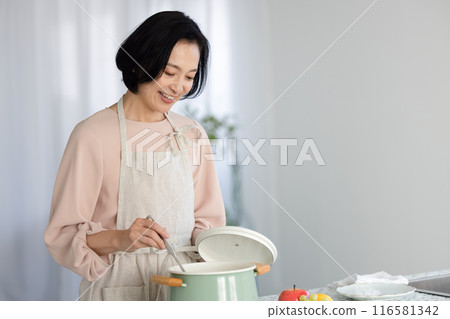 Woman cooking 116581342