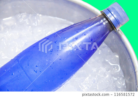 不銹鋼碗和藍色塑膠瓶中的冰水 不銹鋼碗和藍色塑膠瓶中的冰水 116581572