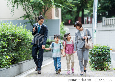 一家人一起上學。 一家人一起上學。 116582099