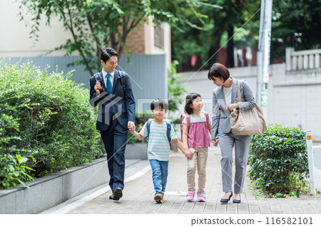 一家人一起上學。 一家人一起上學。 116582101