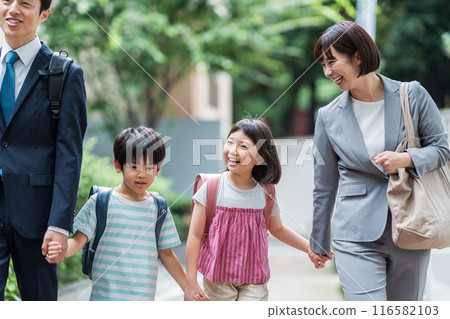 一家人一起上學。 116582103