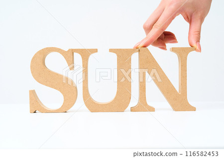 用“SUN”排列的字母木塊 用“SUN”排列的字母木塊 116582453
