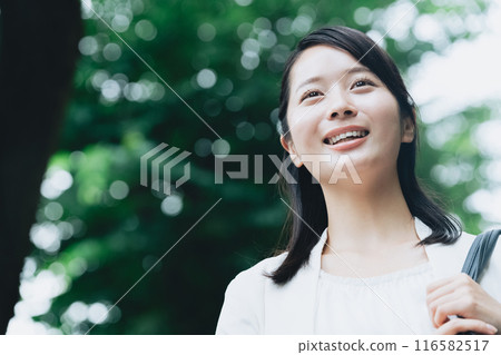 business woman commuting 116582517
