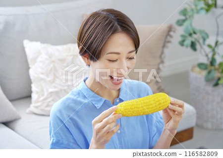 在家吃玉米的女人 116582809