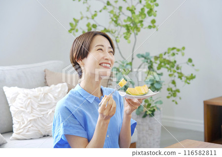 在家吃瓜的女人 116582811