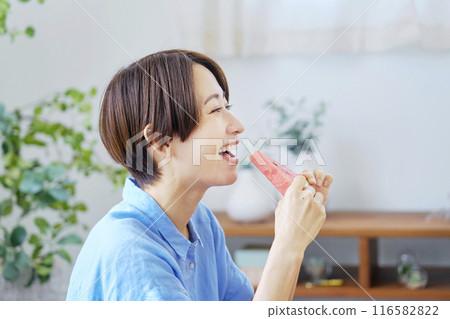 在家吃西瓜的女人 116582822