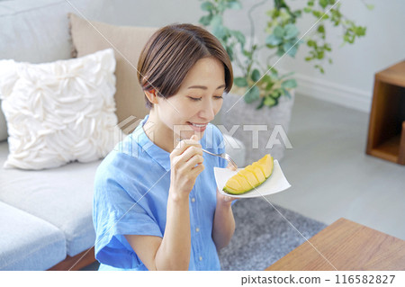 在家吃瓜的女人 116582827