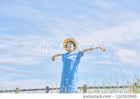 一個女人在戶外伸展 116582840