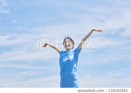 一個女人在戶外伸展 116582842