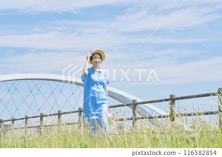 戴著草帽在戶外散步的女人的肖像 116582854