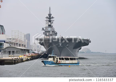 Helicopter destroyer "Izumo" arrives at Osaka Port 116583337