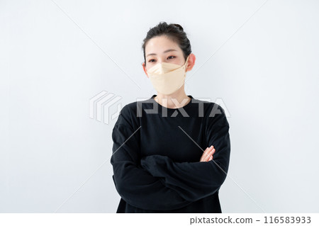 戴著面具的髮髻頭髮的女人 116583933