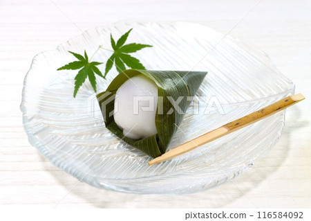 將包著秋葉和竹葉的水包放在玻璃盤上。 116584092