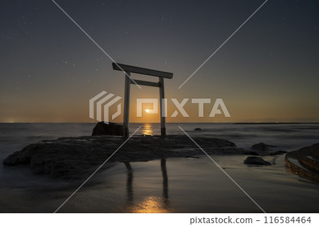 矗立在海上的牌坊門和位於它們之間的月亮的水平構圖 116584464